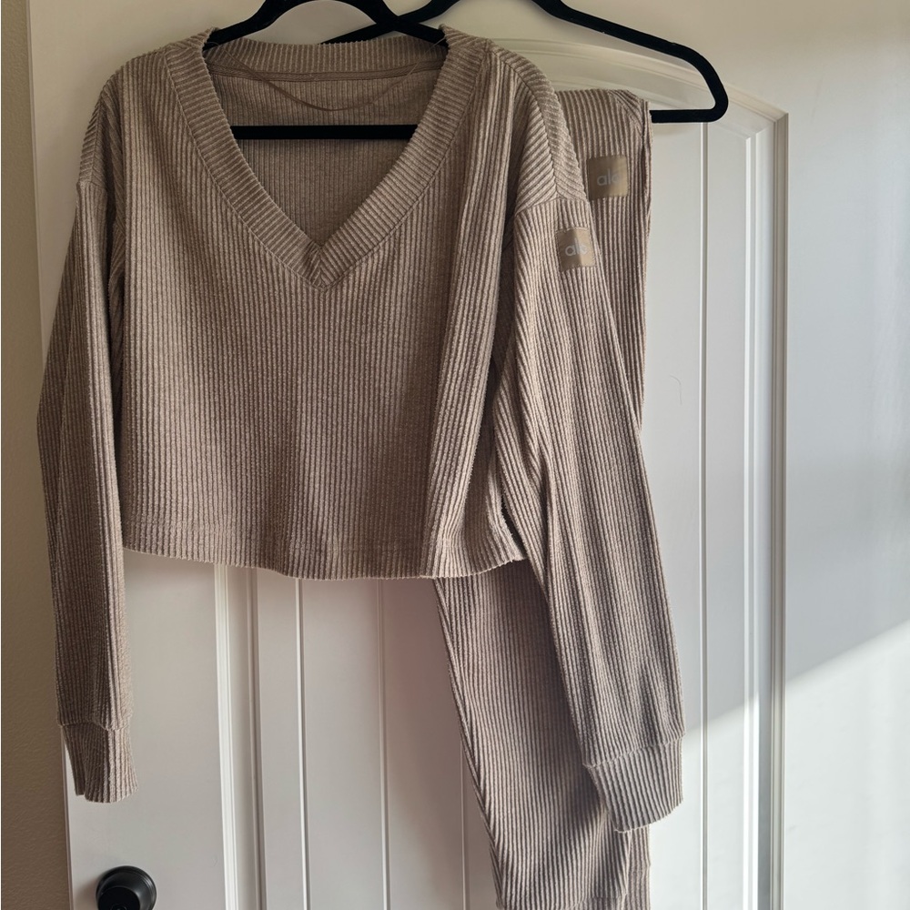 Alo Yoga Muse V-Neck Pullover & Sweatpant Set in Gravel Heather Medium M